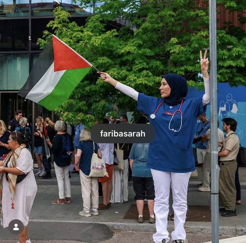 tageserlander's tweet photo. Sverige 2026. En muslimsk läkare visar öppet sitt judehat utanför ett svenskt sjukhus! Vi pratar inte Sverige 1936 utan Sverige 2026! Vad hände med mitt land! När ska Nooshi och Maggan ta sitt ansvar och avgå? https://t.co/CCsYtVqeXs