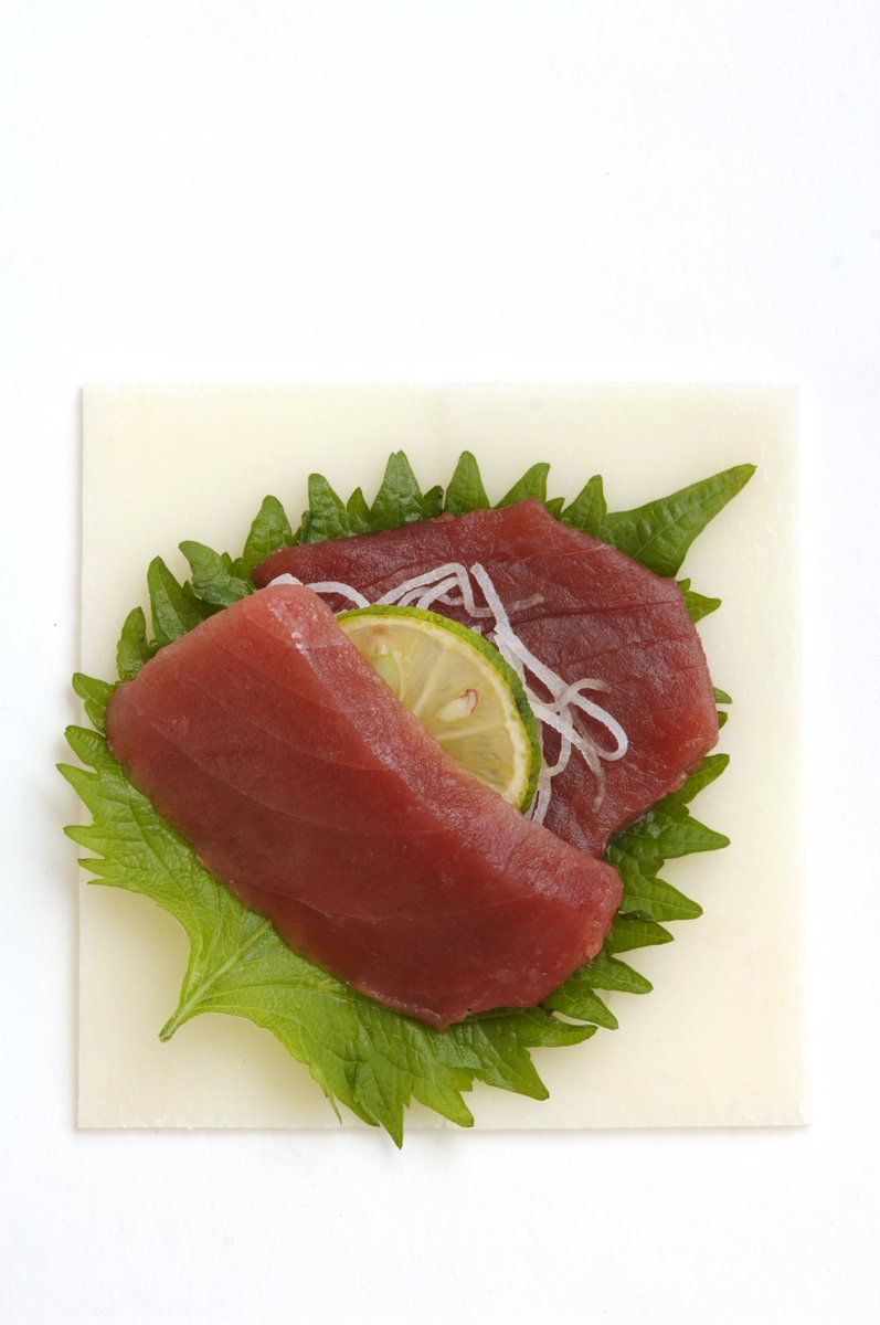 moffle_jp's tweet photo. モッフルヒストリー
サンドモッフル：薄いお餅に上下で食材を挟んで焼く。
ブーム時のご提案①　和風

モッフルメーカーの商談で勝負時にはウナギを挟んで試食頂きました。
ウナギですかと驚かれ、ふぁとした食感に満足されて家電店など採用率100％の自信作でした。
お刺身を挟んで焼くとツナに変わります。すき焼き、天ぷらは、お餅なのでよく合います。

和風はモッフルがホットサンドに勝てる食材として提案していました。

＃モッフル #サンドモッフル ＃和風 #和の食材