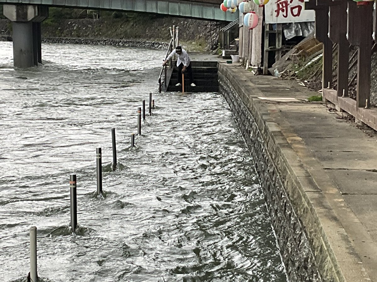 Kk77470428's tweet photo. 宇治塔の島
放水量が500トンを下回ったため立ち入り禁止解除です
喜撰橋、宇治神社、宇治上神社、大吉山ルート再開です
ただまだ普段よりは放水量があるので引き続きご注意ください

水が引いたあとの泥の掃除が大変なんです
（特別な訓練を受け掃除しています）
#いつまでも綺麗な聖地を
#聖地の日常 https://t.co/n3w70wCUUs