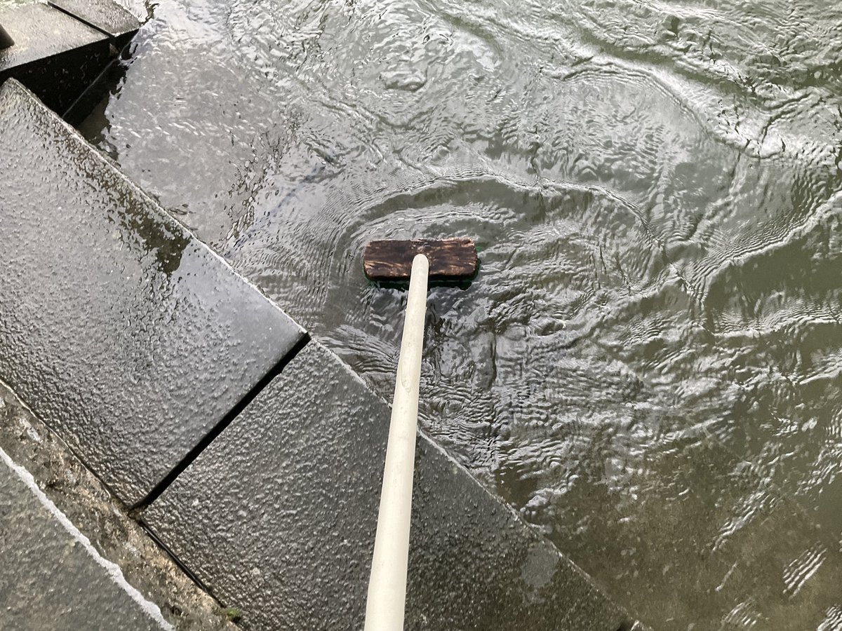 Kk77470428's tweet photo. 宇治塔の島
放水量が500トンを下回ったため立ち入り禁止解除です
喜撰橋、宇治神社、宇治上神社、大吉山ルート再開です
ただまだ普段よりは放水量があるので引き続きご注意ください

水が引いたあとの泥の掃除が大変なんです
（特別な訓練を受け掃除しています）
#いつまでも綺麗な聖地を
#聖地の日常 https://t.co/n3w70wCUUs
