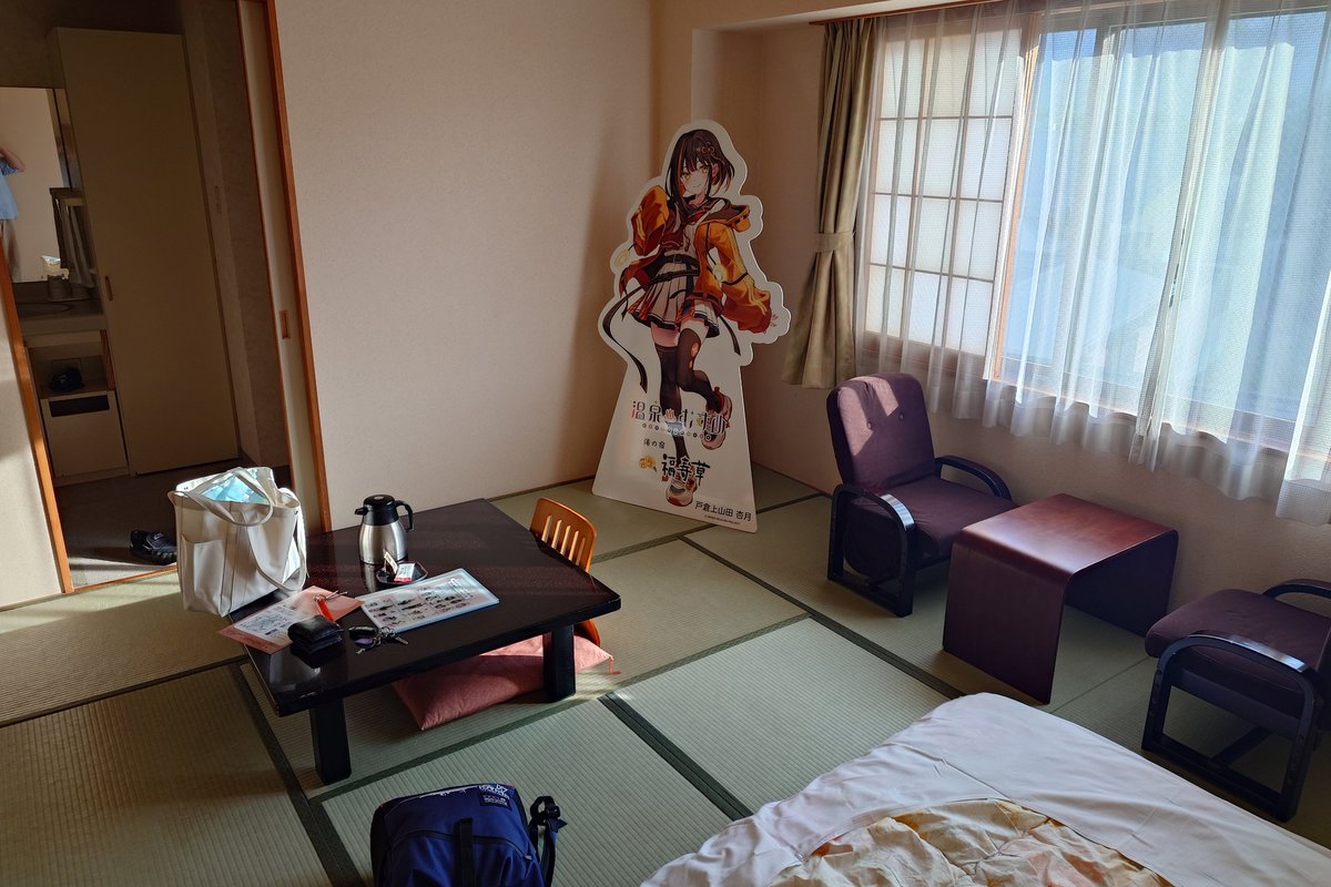400Fr's tweet photo. @yado_fukujusou ご紹介にあずかりました(笑)
快適な部屋でございますね。
#戸倉上山田杏月　ちゃん可愛い❤

#温泉むすめ https://t.co/b0rdZeed8t