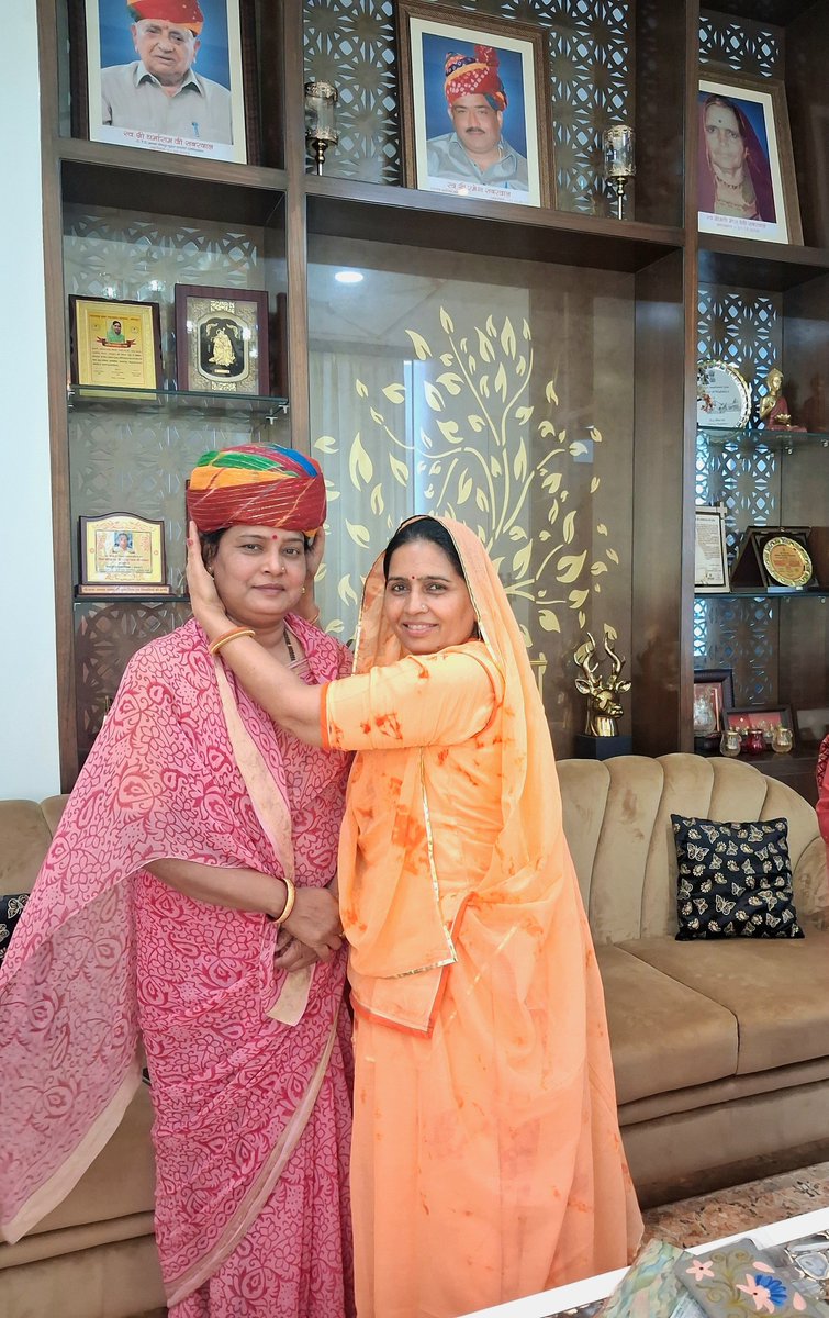 PramilaCTC's tweet photo. खारिया खंगार आवास पर भोपालगढ़ विधायक एवं जोधपुर देहात कांग्रेस जिलाध्यक्ष श्रीमती @GeetaBarwar जी का आत्मीय स्वागत एवं अभिनंदन किया।

इस दौरान क्षेत्र के विकास, जनहित से जुड़े समसामयिक विषयों तथा संगठन की मजबूती को लेकर सार्थक चर्चा एवं विचार-विमर्श हुआ।
#Congress https://t.co/VEyUqfm6Ov