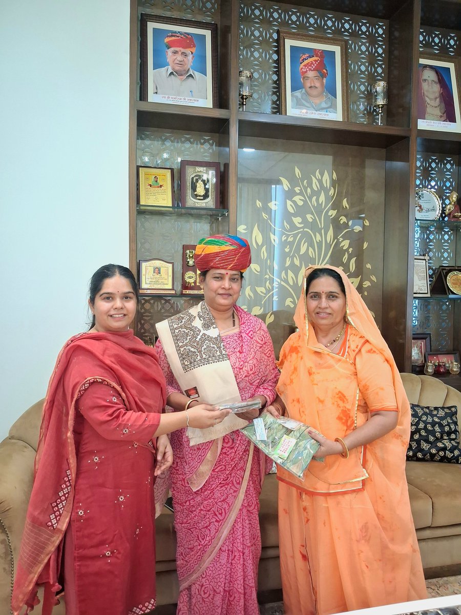 PramilaCTC's tweet photo. खारिया खंगार आवास पर भोपालगढ़ विधायक एवं जोधपुर देहात कांग्रेस जिलाध्यक्ष श्रीमती @GeetaBarwar जी का आत्मीय स्वागत एवं अभिनंदन किया।

इस दौरान क्षेत्र के विकास, जनहित से जुड़े समसामयिक विषयों तथा संगठन की मजबूती को लेकर सार्थक चर्चा एवं विचार-विमर्श हुआ।
#Congress https://t.co/VEyUqfm6Ov
