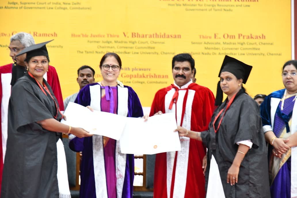 CTR_Nirmalkumar's tweet photo. கோயம்புத்தூர் அரசு சட்டக் கல்லூரியின் 3-வது பட்டமளிப்பு விழாவில் கலந்து கொண்டு, பட்டம் பெற்ற மாணவ, மாணவியர்களுக்கு பட்டங்களை வழங்கியதில் மகிழ்ச்சி அடைகிறேன்.

சட்டம் என்பது ஒரு தொழில் மட்டுமல்ல; அது சமூக நீதியையும், மனிதநேயத்தையும் காக்கும் உயரிய பொறுப்பாகும். இன்று பட்டம் பெறும் ஒவ்வொரு இளம் சட்டவீரரும் நேர்மையுடனும் அர்ப்பணிப்புடனும் மக்களுக்கு சேவை செய்ய வாழ்த்துகிறேன்.

மாண்புமிகு தமிழ்நாடு முதலமைச்சர் அண்ணன் விஜய் அவர்களின் வழிகாட்டுதலில், இளைஞர்களின் கல்வி, திறன் மேம்பாடு மற்றும் நீதிசார் சமூகத்தை உருவாக்கும் நோக்கில் தமிழ்நாடு அரசு தொடர்ந்து உறுதுணையாக இருக்கும்.

பட்டம் பெற்ற அனைத்து மாணவ, மாணவியர்களுக்கும் எனது மனமார்ந்த வாழ்த்துகள். உங்கள் எதிர்காலம் சிறக்க வாழ்த்துகிறேன்.

@CMOTamilnadu 
@TVKVijayHQ