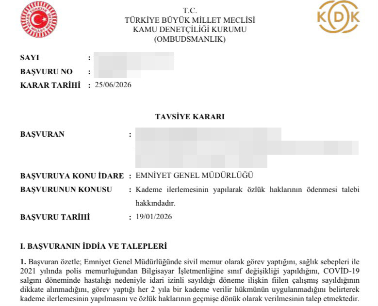 EmniyetTS's tweet photo. KDK'dan Emsal Tavsiye Kararı: İdari İzinli Süreler Derece ve Kademe İlerlemesinde Sayılmalıdır!

Üyemiz adına yaptığımız başvuru sonucunda, Emniyet Genel Müdürlüğü bünyesinde görev yapan sivil memurlar başta olmak üzere tüm kamu çalışanlarını ilgilendiren derece ve kademe ilerlemesine ilişkin önemli bir gelişme yaşandı. Kamu Denetçiliği Kurumu (KDK), pandemi döneminde idari izinli geçirilen sürelerin derece ve kademe ilerlemesinde dikkate alınması gerektiği yönünde emsal niteliğinde bir Tavsiye Kararı verdi.

Pandemi döneminde kronik rahatsızlıkları nedeniyle idari izinli sayılan kamu görevlilerinin, kalkınmada öncelikli yörelerde geçen bu sürelerinin "fiilen çalışılmadığı" gerekçesiyle derece ve kademe ilerlemesinde dikkate alınmaması hukuka ve hakkaniyete aykırıdır. Bu kapsamda yapılan bir başvuru neticesinde, Kamu Denetçiliği Kurumu (KDK) emsal niteliğinde bir Tavsiye Kararı vermiştir.

KDK; Cumhurbaşkanlığı genelgelerini ve Danıştay’ın güncel kararlarını temel alarak, salgın gibi mücbir sebeplerle idari izinli olunan dönemlerde kamu görevlilerinin mali, sosyal ve özlük haklarının aynen korunduğunu tescillemiştir. Kararda, bu sürelerin fiilen çalışılmış gibi değerlendirilmesi gerektiği açıkça vurgulanmış ve Emniyet Genel Müdürlüğü’ne, mağduriyetin giderilerek 2021 yılından itibaren eksik ödenen geçmişe dönük özlük haklarının ödenmesi yönünde tavsiyede bulunulmuştur.

Sendikamız olarak, bu haklı kararın idare tarafından ivedilikle uygulanması ve üyelerimizin hak kayıplarının telafi edilmesi için sürecin sonuna kadar takipçisi olacağız.