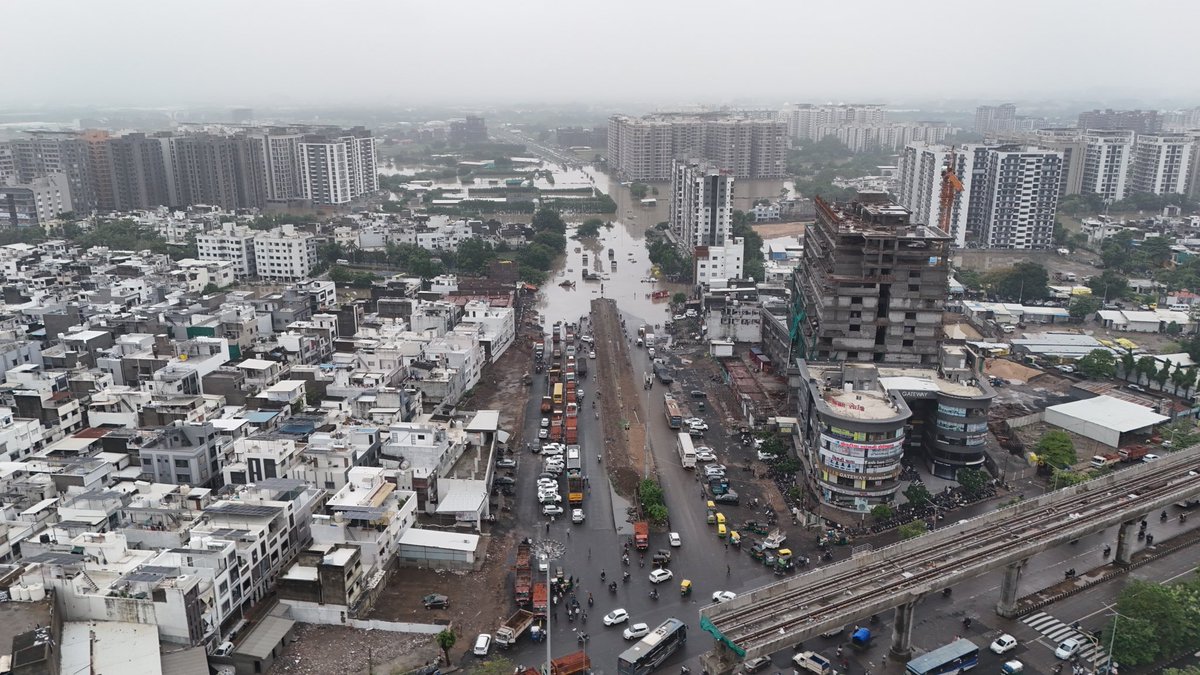 abhishek_sonani's tweet photo. इस घटना का जिमेदार कोन ,प्रजा , गवर्नमेंट,अधिकारी,नेता,या क़ुदरत ?
महानगर पालिका इसका उचित प्रतिउतर देगी सही.
#surat #smcsurat https://t.co/6vPK1E036x