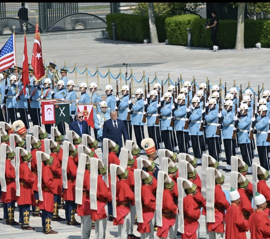 Siyam_usta61SLx's tweet photo. Atatürk Cumhuriyetinde bu nasıl olur diye kudurmuşlar...

Bir yanda Cumhuriyet Türkiyesi bir yanda Türkün tarihi...
Hepsi biziz👍 

Çatlasalar da patlasalar da olur... https://t.co/LQbfO12VEL