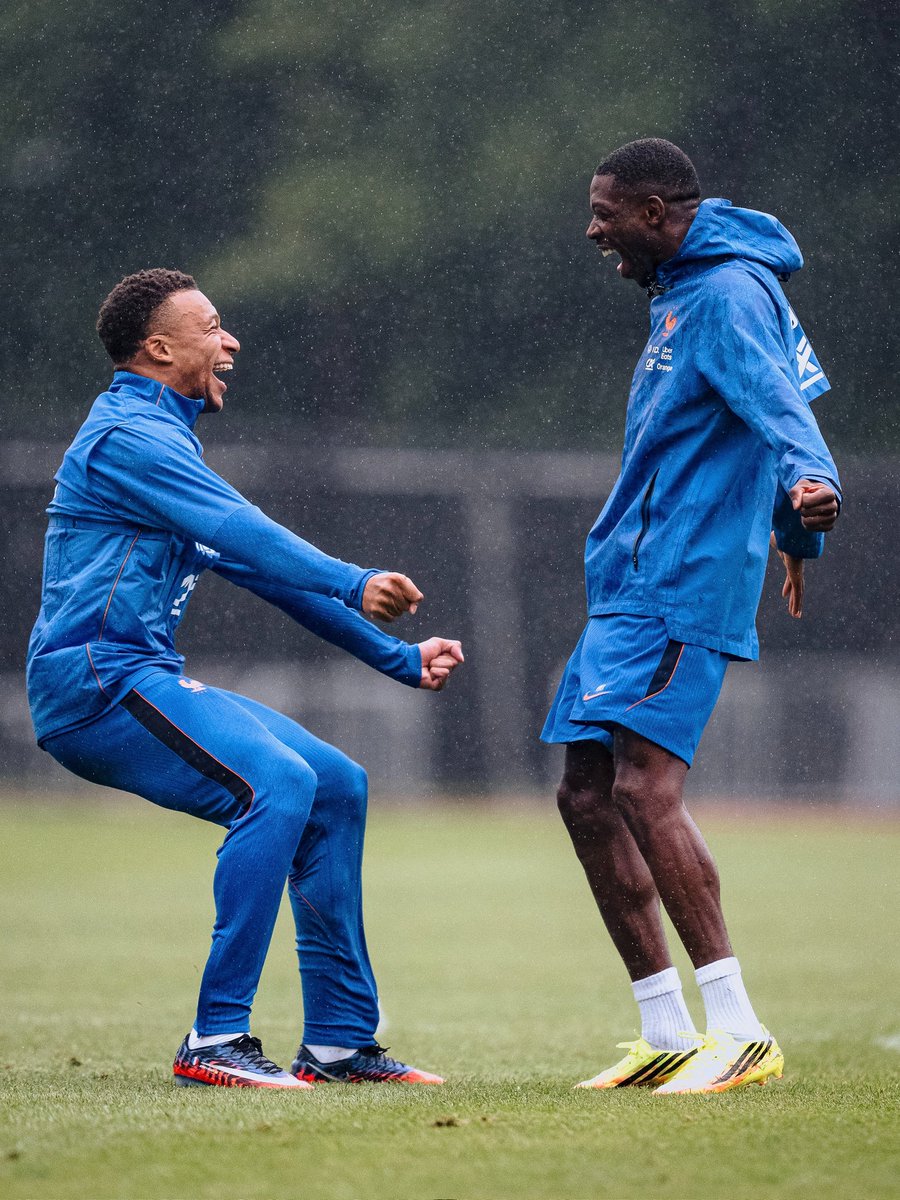 FrenchTeam's tweet photo. .@KMbappe 🙌 @dembouz https://t.co/OvCcHNne6c