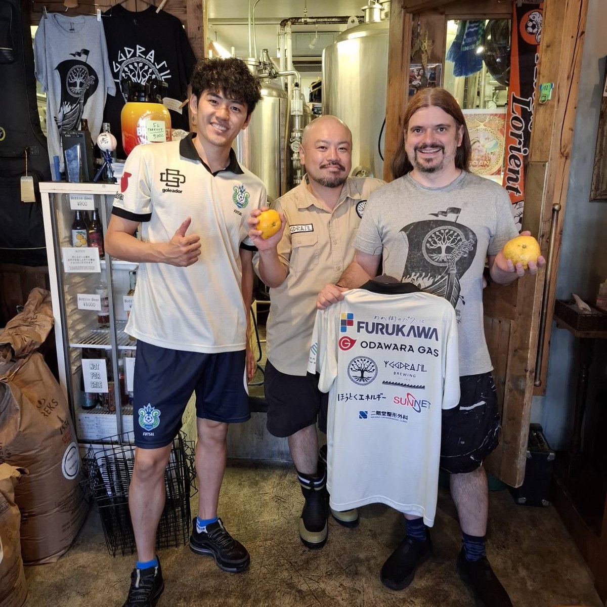 SBFC_OFFICIAL's tweet photo. 【7/20北九州戦】
真夏選手がYggdrasil Brewingへご訪問!
(7/20のホームゲームにむけて‼︎⁉︎)
なにやら作業してますね。。🍊
詳細は近日発表!
お楽しみに!!🍻
7/20(月祝)北九州戦
チケットはこちら
🎫 https://t.co/EWL6IE2msg
@yggdrasil_beer
#bellmare_F
#ChanceEmpowerment https://t.co/rFG84Yj925