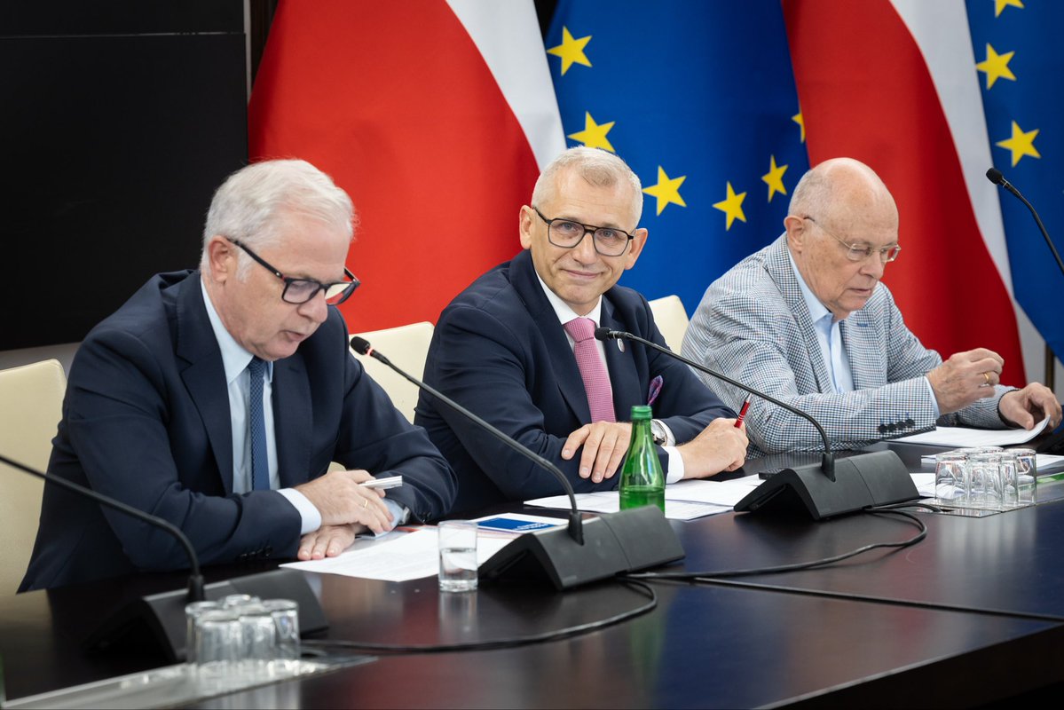 PolskiSenat's tweet photo. Tuż przed rozpoczęciem 62. posiedzenia Senatu obradowały senackie komisje. W porządku ich prac znalazły się między innymi.:
 🔹 projektem uchwały upamiętniającej 300. rocznicę kanonizacji św. Stanisława Kostki, 🔹 zmianami w Prawie oświatowym, 🔹 propozycjami zmian w Regulaminie Senatu, 🔹 projektami unijnych przepisów dotyczącymi wsparcia dla rolnictwa, funkcjonowania Europejskiego Funduszu Rolnego oraz utworzenia Agencji Unii Europejskiej ds. Usług Kosmicznych.