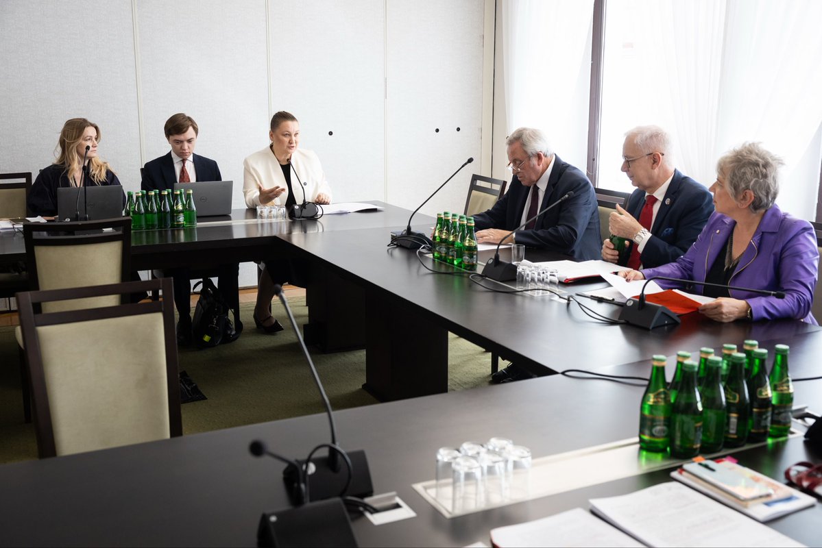 PolskiSenat's tweet photo. Tuż przed rozpoczęciem 62. posiedzenia Senatu obradowały senackie komisje. W porządku ich prac znalazły się między innymi.:
 🔹 projektem uchwały upamiętniającej 300. rocznicę kanonizacji św. Stanisława Kostki, 🔹 zmianami w Prawie oświatowym, 🔹 propozycjami zmian w Regulaminie Senatu, 🔹 projektami unijnych przepisów dotyczącymi wsparcia dla rolnictwa, funkcjonowania Europejskiego Funduszu Rolnego oraz utworzenia Agencji Unii Europejskiej ds. Usług Kosmicznych.