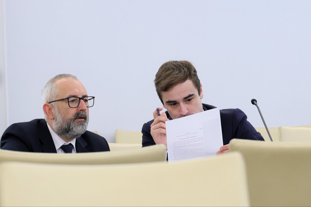 PolskiSenat's tweet photo. Tuż przed rozpoczęciem 62. posiedzenia Senatu obradowały senackie komisje. W porządku ich prac znalazły się między innymi.:
 🔹 projektem uchwały upamiętniającej 300. rocznicę kanonizacji św. Stanisława Kostki, 🔹 zmianami w Prawie oświatowym, 🔹 propozycjami zmian w Regulaminie Senatu, 🔹 projektami unijnych przepisów dotyczącymi wsparcia dla rolnictwa, funkcjonowania Europejskiego Funduszu Rolnego oraz utworzenia Agencji Unii Europejskiej ds. Usług Kosmicznych.