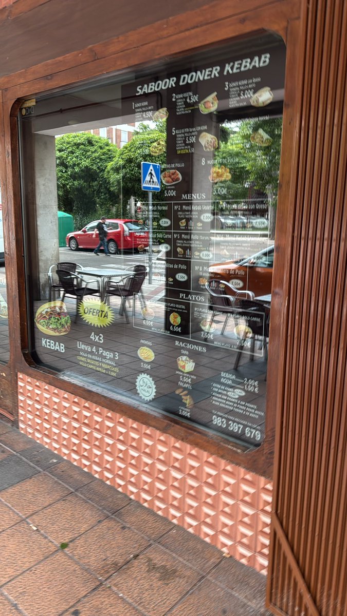 yustin's tweet photo. Hay novedades 🧐

Aunque el mítico River cerró, hay una buena noticia: su dueño seguirá trabajando allí, ya que ha traspasado el negocio y continuará en el nuevo Saboor Doner Kebab.

El local ya luce la nueva imagen

El otro establecimiento de la plaza, también de ellos, sigue pendiente aun

📍 Plaza de las Batallas, Valladolid