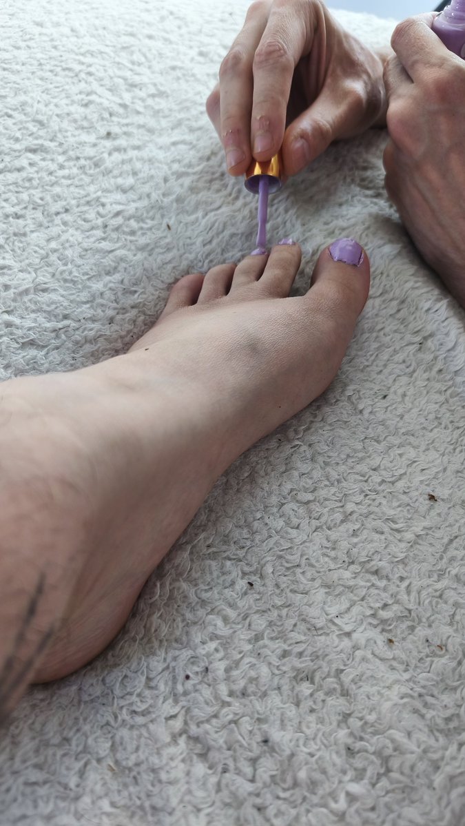 QueenMisandre's tweet photo. Quand ton larbin te fait les ongles ✨ qui pr me payer une vrai pedicure ? 😈 https://t.co/UaVA6uGwvu