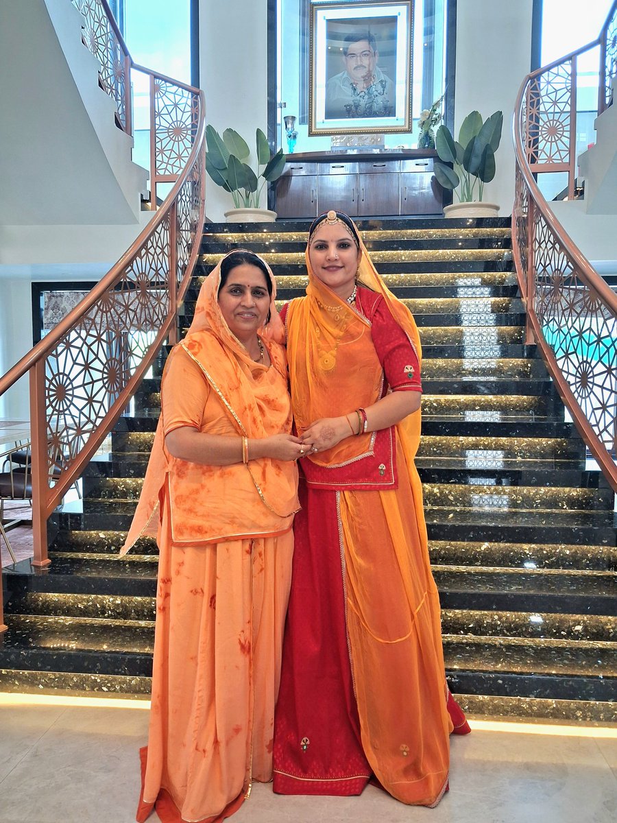 PramilaCTC's tweet photo. खारिया खंगार आवास पर अंतरराष्ट्रीय फैशन डिजाइनर एवं समाजसेविका डॉ. @DrRumaDevi जी का स्नेहपूर्ण स्वागत एवं हार्दिक अभिनंदन किया।
आपका स्नेह,मार्गदर्शन और प्रेरणादायी व्यक्तित्व सदैव समाज सेवा के लिए नई ऊर्जा प्रदान करता है।
हार्दिक आभार एवं शुभकामनाएँ।#pramilachoudhary #rumadevi https://t.co/ha9AJOlSfA