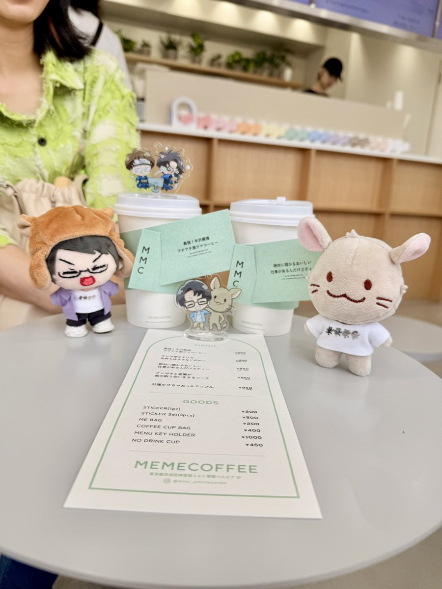 _tsukushippo_'s tweet photo. 初めての自作ぬいを連れて東京にお出かけ🗼
（1枚目右は妹作）
メニュー名カスタマイズするの楽しかったな☕️ https://t.co/y9q6ikh5cR
