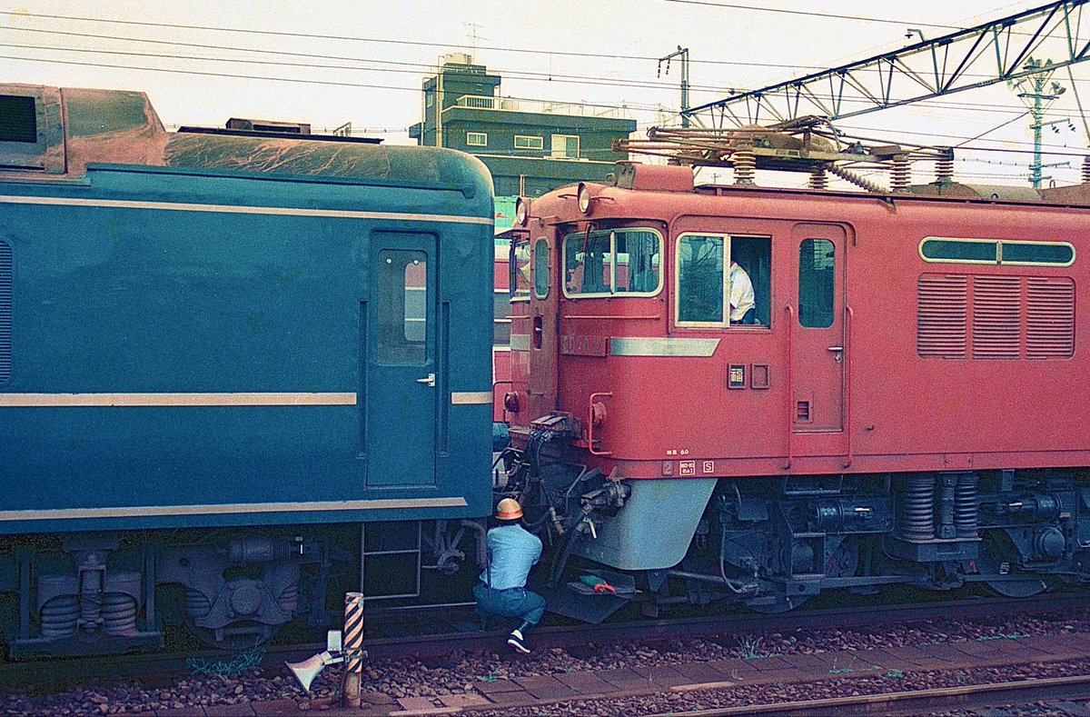 EF6477's tweet photo. #ED78の日 
1988年8月30日に札幌から乗車した北斗星が東北本線の豪雨災害による不通の影響で羽越線〜奥羽本線経由の迂回運転となり青森〜山形間はED75、山形〜福島間はEF71 13+ED78 12の重連牽引となった。
その時に山形駅と福島駅で機関車交換を撮影。結局上野駅には3時間近く遅れて到着した記憶が… https://t.co/ObGBUCwAZW