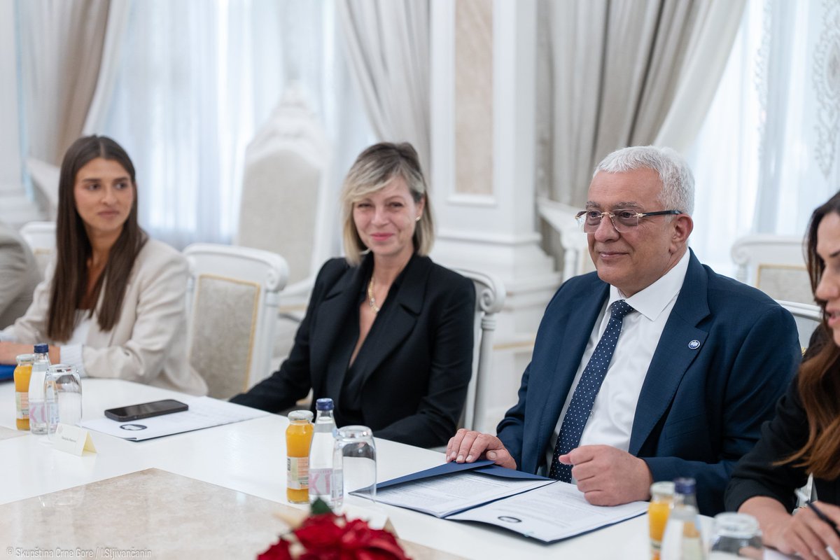 AndrijaMandicDF's tweet photo. Предсједник Мандић са делегацијом Одбора за европске послове Парламента Низоземске 

Предсједник Скупштине Андрија Мандић састао се са делегацијом Одбора за европске послове Парламента Краљевине Низоземске. Предсједник Мандић подсјетио је да је Црна Гора привремено затворила 16 поглавља, те да потврду њеног напретка представља и финансијски пакет Европске комисије, који, како је рекао, види као важан политички сигнал да се Црна Гора налази у завршној фази приступног процеса.  

„Црна Гора не тражи пречице на путу ка Европској унији. Наш циљ је да сваки остварени корак буде резултат озбиљних реформи, а да напредак наше државе буде вреднован искључиво на основу конкретних резултата. Управо зато посебно цијенимо принципијелан приступ Краљевине Низоземске политици проширења, заснован на индивидуалним заслугама и досљедној примјени европских стандарда“, поручио је предсједник Мандић.

Предсједник Скупштине истакао је да снажна подршка грађана европским интеграцијама представља додатну обавезу свих институција да реформски процес воде одговорно и ефикасно. Нагласио је да европске интеграције нијесу циљ саме по себи, већ средство за унапређење квалитета живота грађана кроз ефикасније институције, снажније правосуђе, бољу јавну управу и веће развојне могућности.

“Да Црна Гора буде земља богатих и срећних људи. Желимо да Црна Гора постане сљедећа чланица Европске уније као стабилна, одговорна и поуздана држава, спремна да преузме све обавезе које чланство носи“, закључио је Мандић.