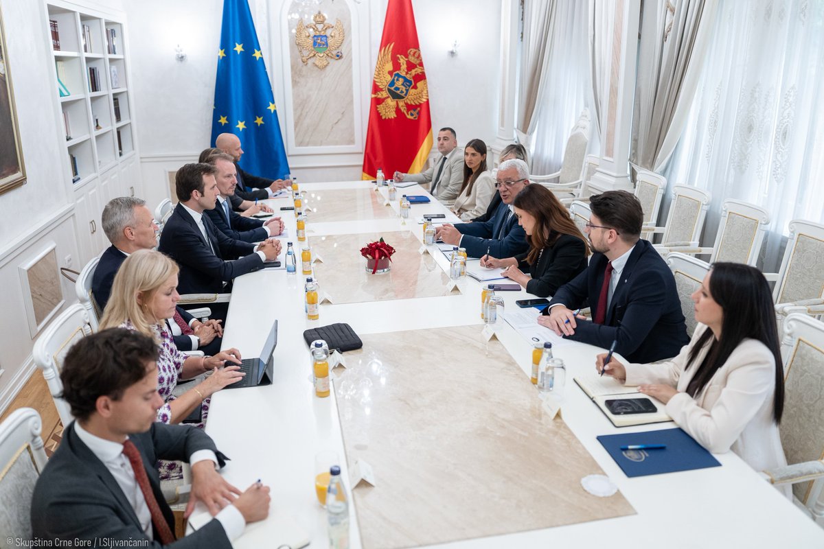 AndrijaMandicDF's tweet photo. Предсједник Мандић са делегацијом Одбора за европске послове Парламента Низоземске 

Предсједник Скупштине Андрија Мандић састао се са делегацијом Одбора за европске послове Парламента Краљевине Низоземске. Предсједник Мандић подсјетио је да је Црна Гора привремено затворила 16 поглавља, те да потврду њеног напретка представља и финансијски пакет Европске комисије, који, како је рекао, види као важан политички сигнал да се Црна Гора налази у завршној фази приступног процеса.  

„Црна Гора не тражи пречице на путу ка Европској унији. Наш циљ је да сваки остварени корак буде резултат озбиљних реформи, а да напредак наше државе буде вреднован искључиво на основу конкретних резултата. Управо зато посебно цијенимо принципијелан приступ Краљевине Низоземске политици проширења, заснован на индивидуалним заслугама и досљедној примјени европских стандарда“, поручио је предсједник Мандић.

Предсједник Скупштине истакао је да снажна подршка грађана европским интеграцијама представља додатну обавезу свих институција да реформски процес воде одговорно и ефикасно. Нагласио је да европске интеграције нијесу циљ саме по себи, већ средство за унапређење квалитета живота грађана кроз ефикасније институције, снажније правосуђе, бољу јавну управу и веће развојне могућности.

“Да Црна Гора буде земља богатих и срећних људи. Желимо да Црна Гора постане сљедећа чланица Европске уније као стабилна, одговорна и поуздана држава, спремна да преузме све обавезе које чланство носи“, закључио је Мандић.