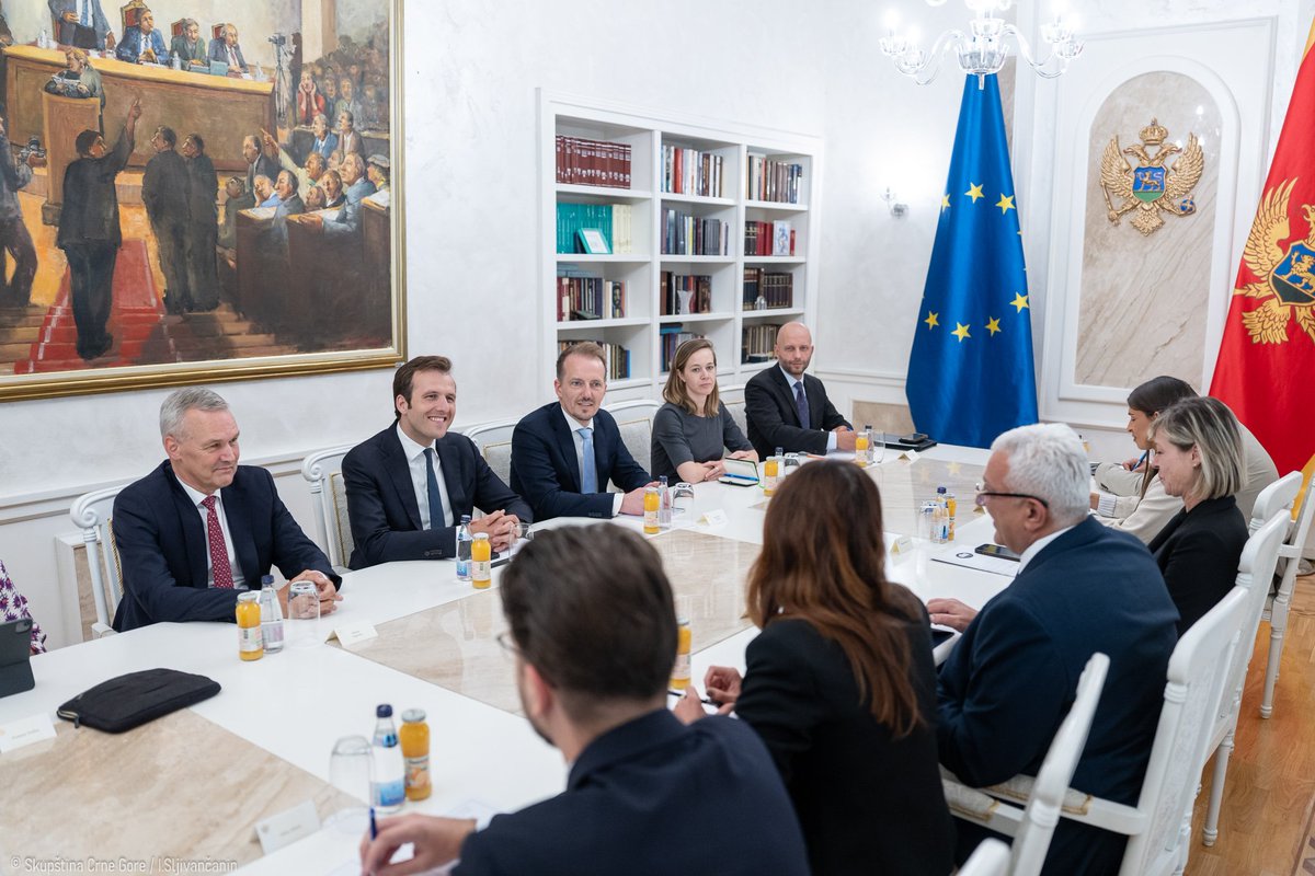 AndrijaMandicDF's tweet photo. Предсједник Мандић са делегацијом Одбора за европске послове Парламента Низоземске 

Предсједник Скупштине Андрија Мандић састао се са делегацијом Одбора за европске послове Парламента Краљевине Низоземске. Предсједник Мандић подсјетио је да је Црна Гора привремено затворила 16 поглавља, те да потврду њеног напретка представља и финансијски пакет Европске комисије, који, како је рекао, види као важан политички сигнал да се Црна Гора налази у завршној фази приступног процеса.  

„Црна Гора не тражи пречице на путу ка Европској унији. Наш циљ је да сваки остварени корак буде резултат озбиљних реформи, а да напредак наше државе буде вреднован искључиво на основу конкретних резултата. Управо зато посебно цијенимо принципијелан приступ Краљевине Низоземске политици проширења, заснован на индивидуалним заслугама и досљедној примјени европских стандарда“, поручио је предсједник Мандић.

Предсједник Скупштине истакао је да снажна подршка грађана европским интеграцијама представља додатну обавезу свих институција да реформски процес воде одговорно и ефикасно. Нагласио је да европске интеграције нијесу циљ саме по себи, већ средство за унапређење квалитета живота грађана кроз ефикасније институције, снажније правосуђе, бољу јавну управу и веће развојне могућности.

“Да Црна Гора буде земља богатих и срећних људи. Желимо да Црна Гора постане сљедећа чланица Европске уније као стабилна, одговорна и поуздана држава, спремна да преузме све обавезе које чланство носи“, закључио је Мандић.