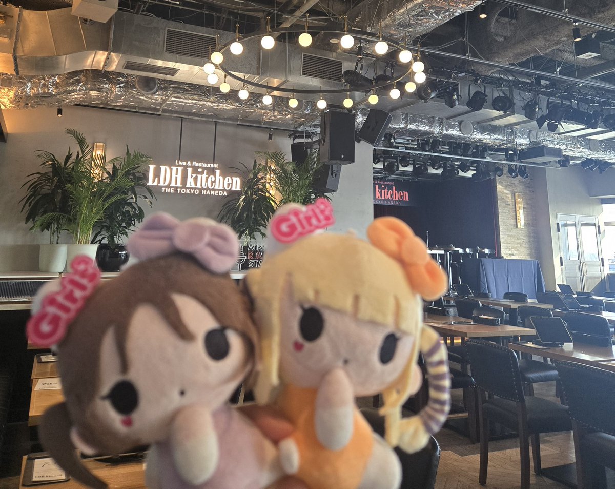 momnag2's tweet photo. 今日はここから！全員集合だしお客さんたくさん！楽しみだよー✨
#Girls2 #AIRPORTRADIOSTATION #LDHkitchen https://t.co/kNp5MTbTQb