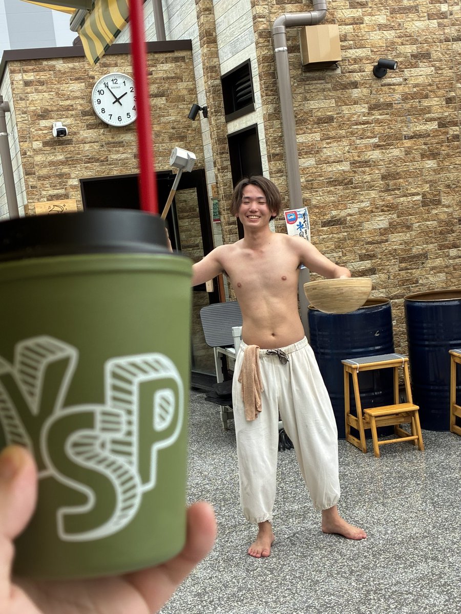 jsauna1's tweet photo. YUBUNE SAUNA PARKに見参！マシモくんを驚かせてやろうとアポなし訪問したら見事に休み！しかし日光くんの熱波&amp;ロウリュを堪能！すげ〜よかった！とろけた！初夏の気候も相まってアウトドアが気持ちよすぎる！風呂上がりはベトコンラーメンで当然に飲酒！ひなたぼっこ！大大満喫！ https://t.co/NpWzzmMUkq
