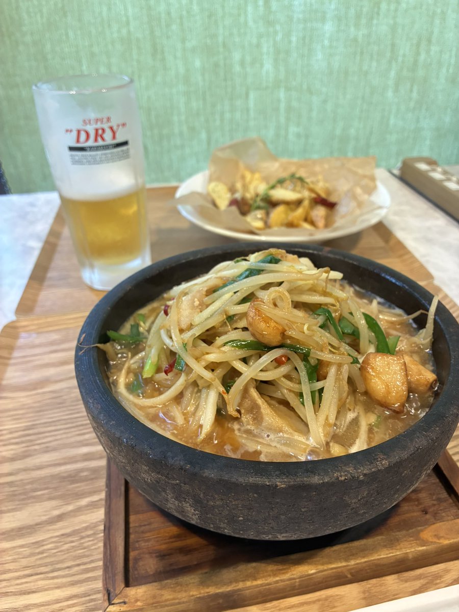 jsauna1's tweet photo. YUBUNE SAUNA PARKに見参！マシモくんを驚かせてやろうとアポなし訪問したら見事に休み！しかし日光くんの熱波&amp;ロウリュを堪能！すげ〜よかった！とろけた！初夏の気候も相まってアウトドアが気持ちよすぎる！風呂上がりはベトコンラーメンで当然に飲酒！ひなたぼっこ！大大満喫！ https://t.co/NpWzzmMUkq