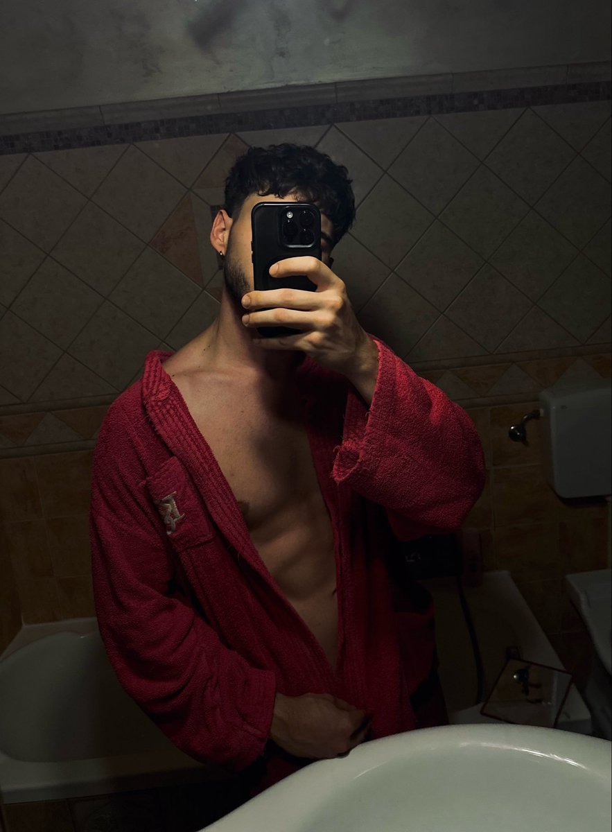 king_03078's tweet photo. Dopo una notte di lavoro, doccia fatta. 
Se vuoi togliermi l’accappatoio sai cosa fare?? Vieni in dm cagna!😈
#findom #cashmaster #drain #foot #feet #master #moneyslave #slave https://t.co/JYMRgAbNng
