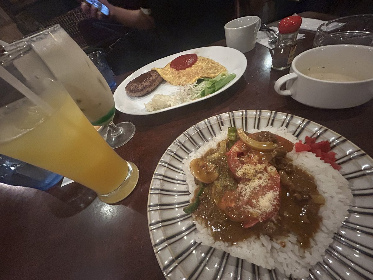 0rrr__o0's tweet photo. 美容室行って
友達と猫ちゃんのいるカフェでランチして
かき氷食べたよん🍧
今日はとっても暑いからかき氷も美味しい🤤 https://t.co/H8a4qFEjBO
