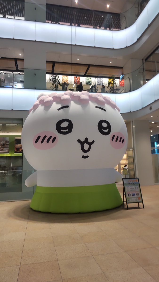 wk702ss's tweet photo. 大阪駅にでっかいのいた！ https://t.co/pduxBKvZH9
