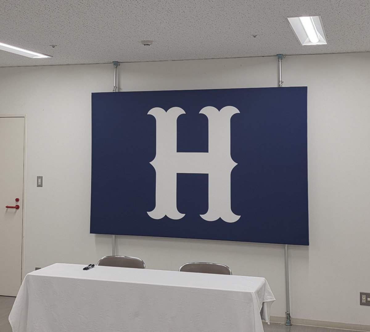 wingbell7's tweet photo. 入団会見及び記者会見準備中🎤 https://t.co/ixptg7dnHu