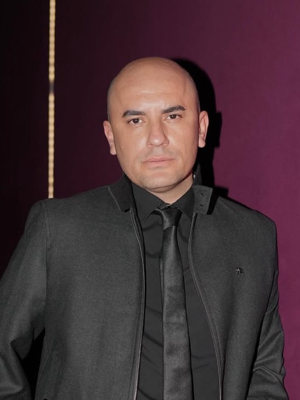 solcugazete60's tweet photo. Oyuncu Giray Altınok, X hesabının profil fotoğrafını siyah yapıp kapak fotoğrafına da Deniz Göktaş’ı koydu. https://t.co/FCxzAfM819