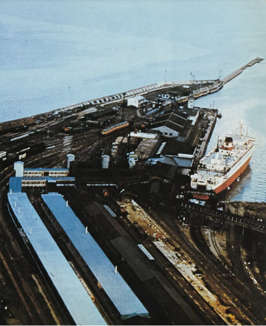 tomchibi's tweet photo. 標準カラー百科１（1970）より

青森駅空撮写真
旧1,2ホームが解体されて更地に
連絡船は丁度出港直後
多分画像撮影時期は1968年から1969年かなあと。 https://t.co/duHSPntEY1