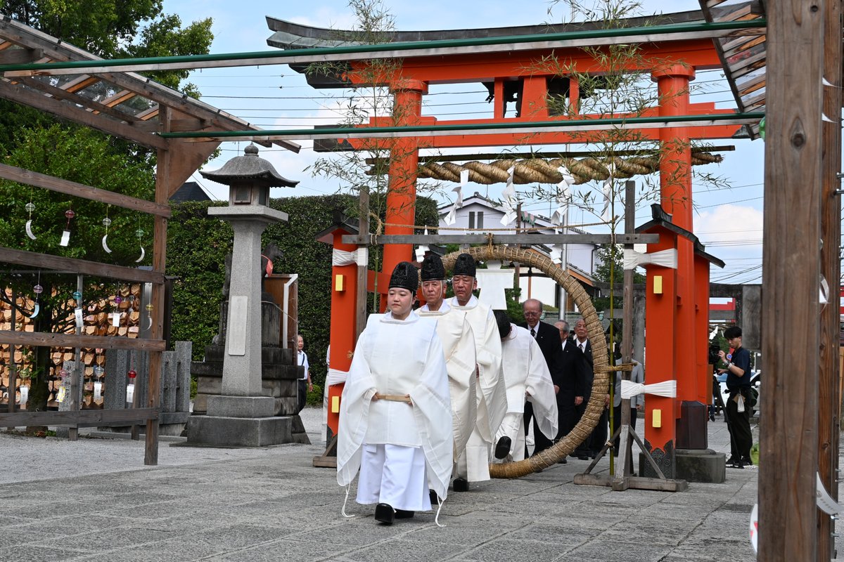 e_matuyama_city's tweet photo. 【夏越大祓式(なごしおおはらえしき)が行われました】
6月30日(火)、箭弓稲荷神社で「夏越大祓式」神事が行われました。参拝に訪れた皆さんは、茅の輪をくぐり、半年間の穢れや災いを祓い清め、残り半年の無病息災などを願いました。
#箭弓稲荷神社 #東松山 https://t.co/HZ30stHBj2