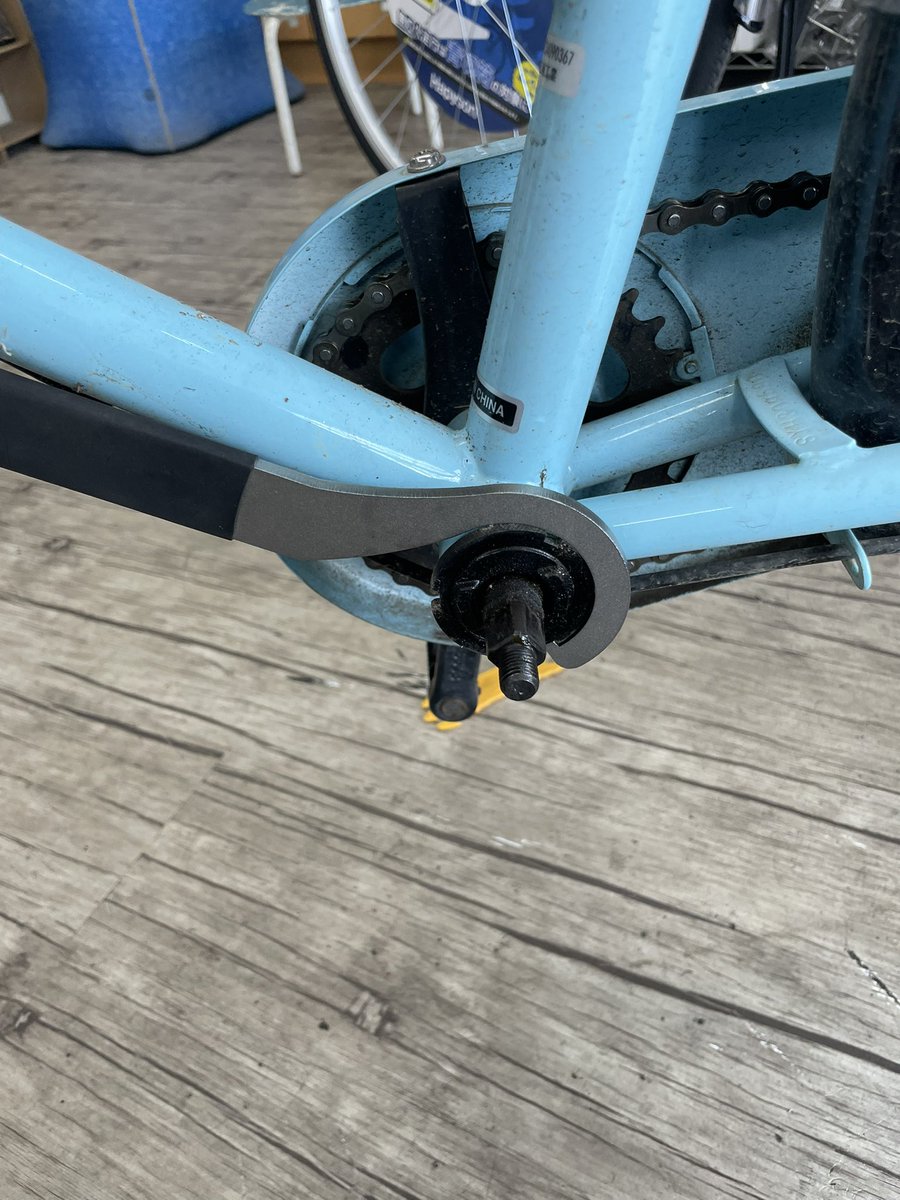 kenchan_cycle's tweet photo. ボトムブラケットのガタつきにおすすめの工具でした🛠️とてもやりやすくパーツを傷めずに出来ます☝️
早めに対処する事で長く愛車に乗れます👍
おすすめの工具ややり方などありましたらコメントにてお待ちしております🧑‍🔧
#じてんしゃ屋KENchan
#出張修理
#洗車 https://t.co/RVIBYyTFJP