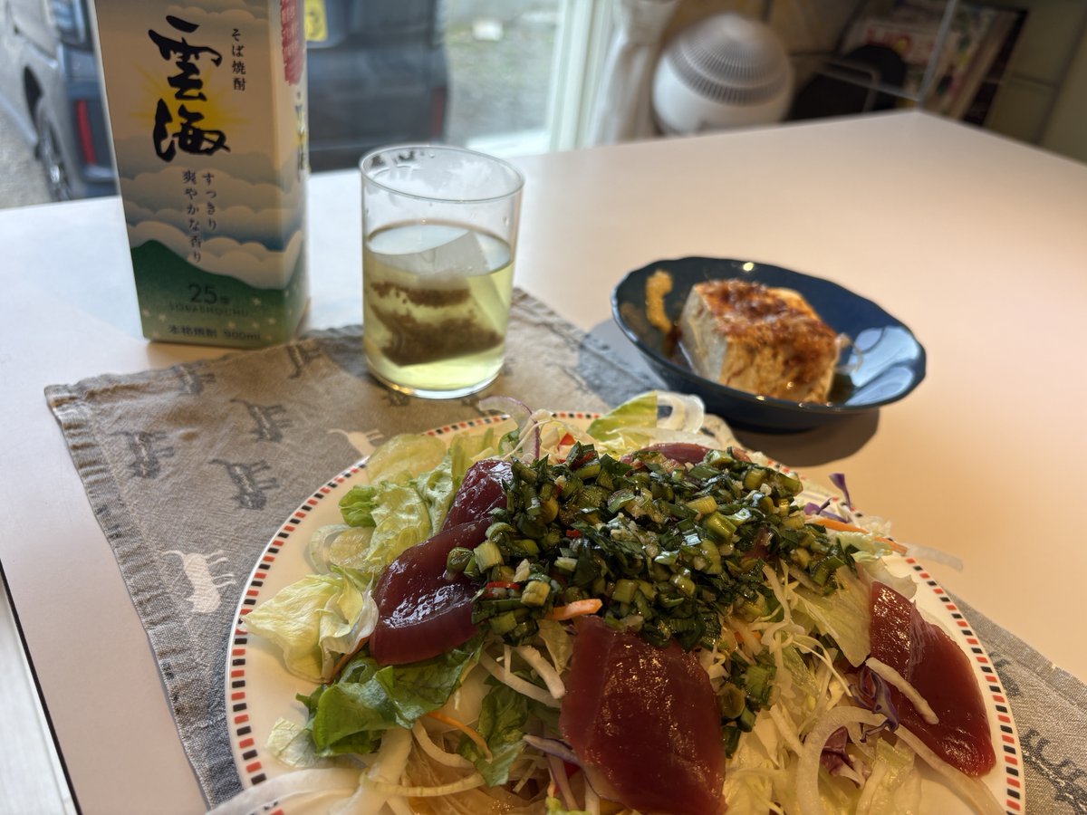 daita's tweet photo. うほ(￣ー￣)

#新玉と生カツオと草
#ニラポン酢ぶっかけて
#雲海の蕎麦茶割りでダイエットモード
#ゲストハウス余市 https://t.co/1qoamSkvbA