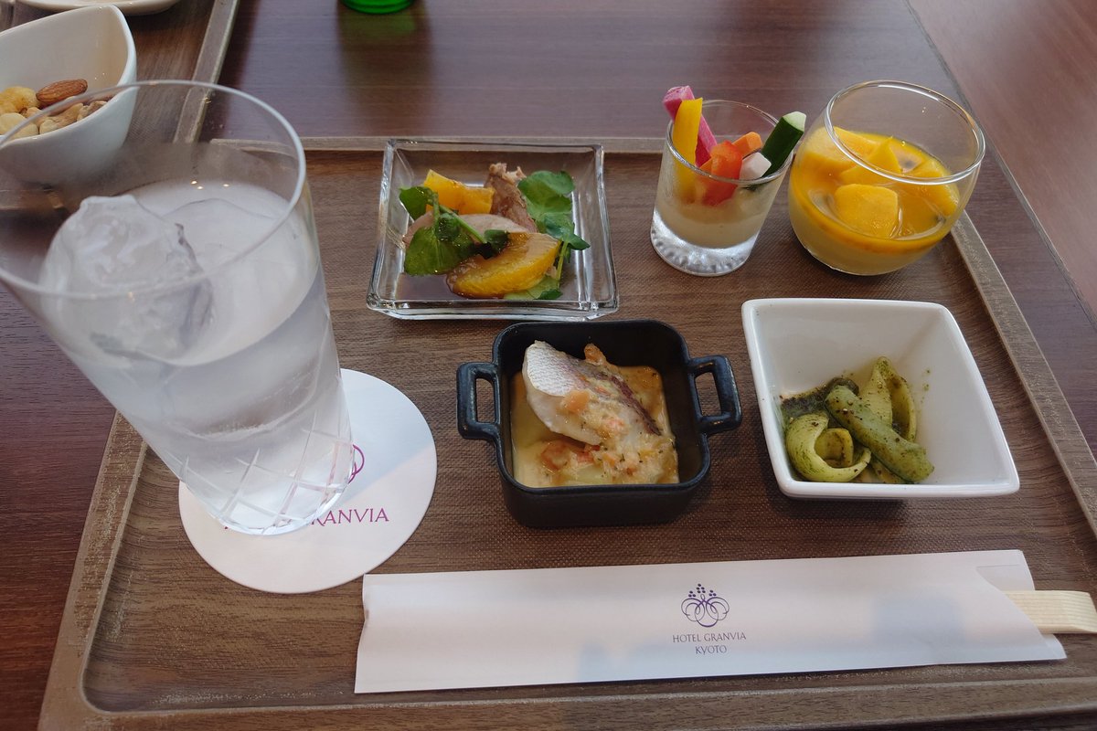 ruruchi0426's tweet photo. 本日のお宿でカクテルタイム🥂 https://t.co/O6h9E8rahB