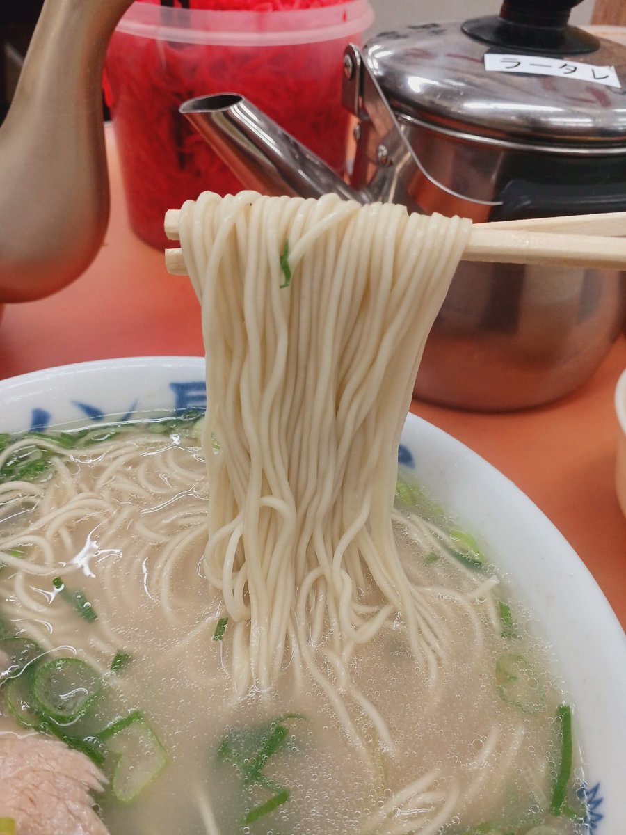 blueharutre's tweet photo. 元祖ラーメン 長浜家

ラーメン(なま)＋替玉(かた)
２軒目はこちらで優しい一杯‼️
もちろん替玉も✨

美味しく頂きました😋
ご馳走さまでした🙇 https://t.co/R65tOqOybt