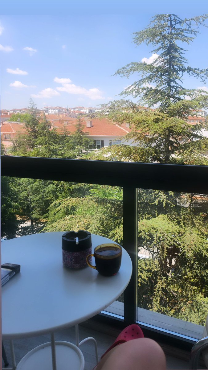 balancegc's tweet photo. Sonra o binayı da yıkacaklar yerine; gri, mat ve yaşanmışlığı olmayan bir yapı gelecek. 
Bu defa ona alışmaya çalışacağım..
Sonra sıra benim evime gelecek, bahçesinde dedemin diktiği elma ağacı olan. https://t.co/hKszR2n0LT