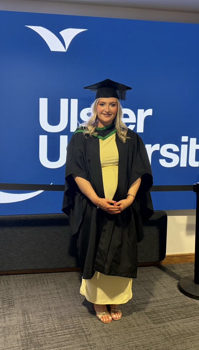 lismorecollege's tweet photo. 𝘾𝙚𝙡𝙚𝙗𝙧𝙖𝙩𝙞𝙣𝙜 𝙋𝙖𝙨𝙩 𝙋𝙪𝙥𝙞𝙡 𝙎𝙪𝙘𝙘𝙚𝙨𝙨: 🎓

Congratulations to past pupil Caoimhe O’ Dowd on her recent graduation from the University of Ulster. 

Caoimhe graduated with a 2:1 Honours Degree in Leading on Customer Operations with the Almac Apprenticeship.
💚💙 https://t.co/zcx6PDnU0S