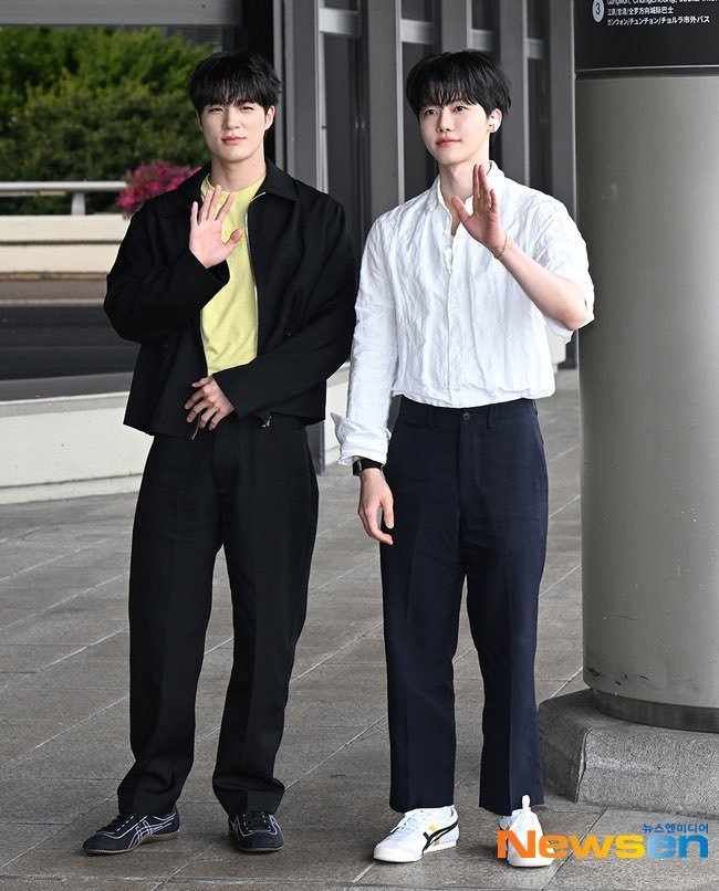 haczelnutze's tweet photo. Jeno Jaemin ke Jepang buat Opening store Onitsuka Tiger di Shinjuku guys dan gue baru sadar mereka dah pake sepatu Onitsuka nya😭☝️ https://t.co/M7zjC6exRu