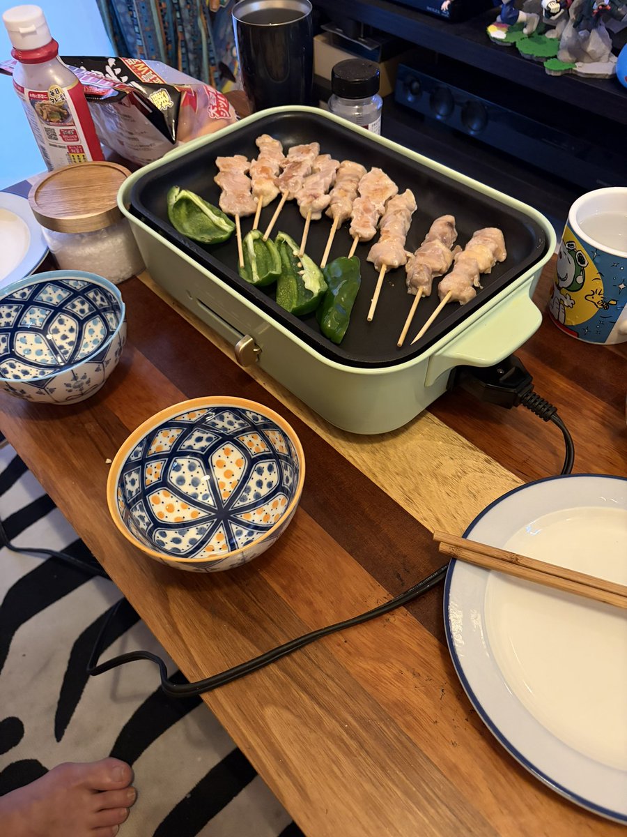 opeope1998's tweet photo. なんか仲良しアピできる写真ないかなと思ったけどないわ

焼き鳥したよくらい笑笑 https://t.co/R8I03agFQq