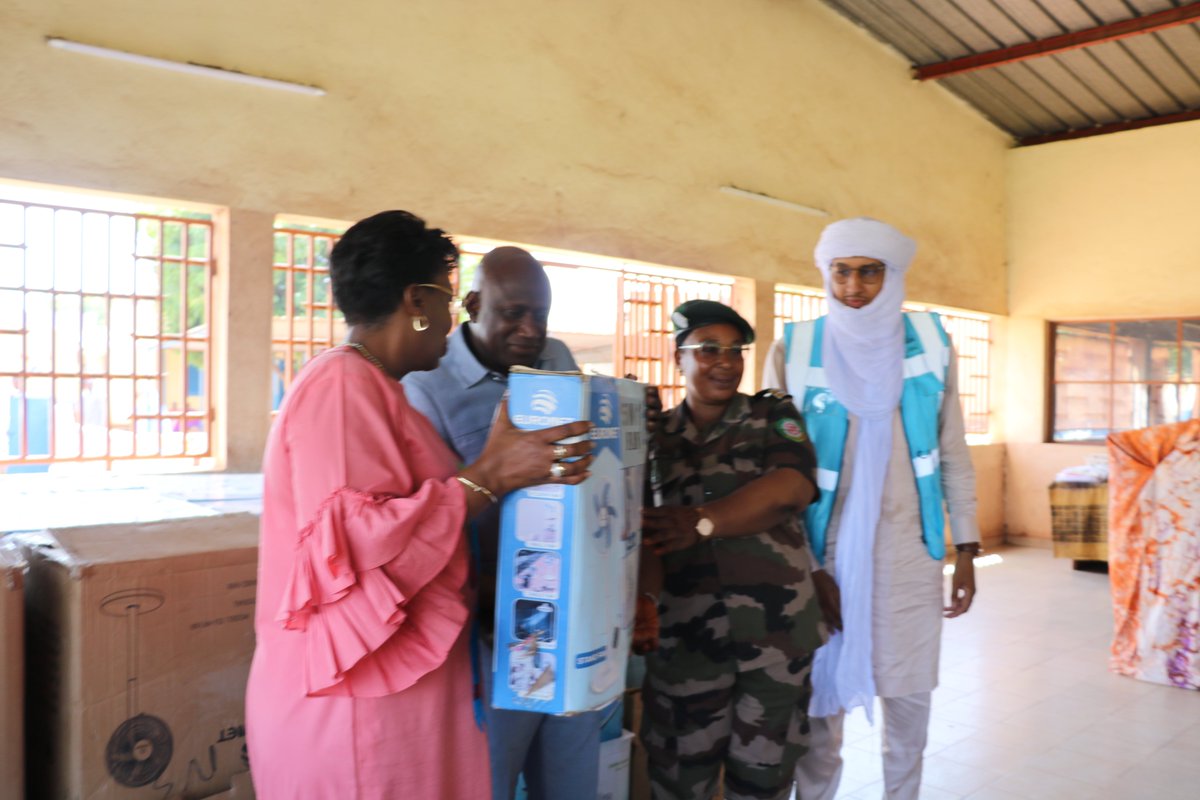 onufemmesmali's tweet photo. Promesse tenue. La RR d’ONU Femmes #Mali offre  humidificateurs, ventilateurs et matériels sanitaires aux pensionnaires de la Maison de détention pour femmes de Bolé à Bamako afin d’améliorer leurs conditions de vie, leur santé et leur bien-être.
#PourToutesLesFemmesEtLesFilles https://t.co/gvhIZ1pJCJ