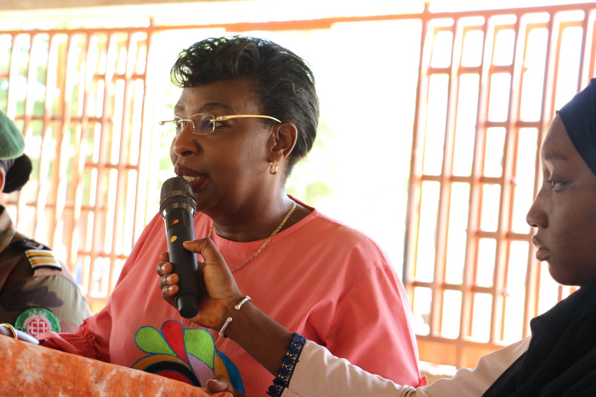onufemmesmali's tweet photo. Promesse tenue. La RR d’ONU Femmes #Mali offre  humidificateurs, ventilateurs et matériels sanitaires aux pensionnaires de la Maison de détention pour femmes de Bolé à Bamako afin d’améliorer leurs conditions de vie, leur santé et leur bien-être.
#PourToutesLesFemmesEtLesFilles https://t.co/gvhIZ1pJCJ
