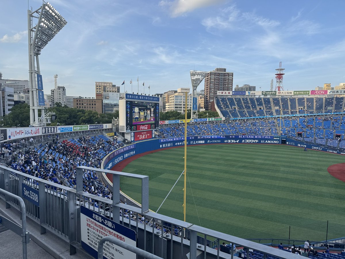 CROWDIER's tweet photo. 今日は休みだったので早めに球場入り。人の多さに驚く。今日も勝ってください。 https://t.co/qyQUeNcJV8