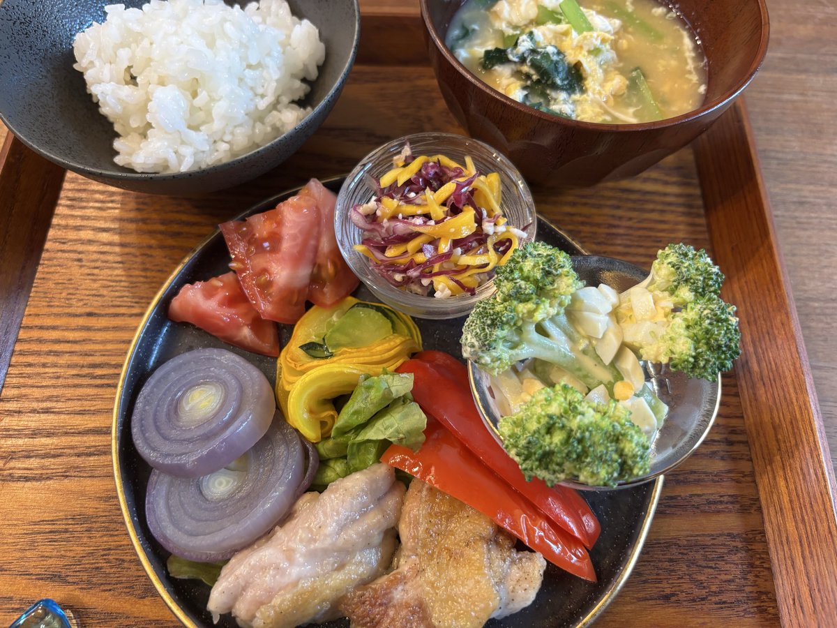 Confort_2's tweet photo. 今朝はシンプルに焼いた鶏肉withハリッサ。
ハリッサは賞味期限が近いシリーズにラインナップしています。久しぶりに食べてやっぱり美味しい😋
今日は二人ともお弁当なし。娘のリクエストで先日作った黒糖くるみだけ持たせました♪
#朝ごはん https://t.co/GQkaXEp5r9