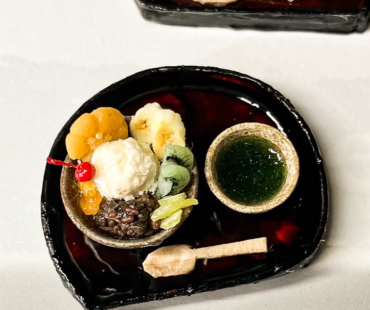 HeyaYuyu's tweet photo. クリームあんみつリニューアルしました🍵

こちらも週末の東京ドールハウスミニチュアショウにお持ちします！

6階のB40ブースでお待ちしています🙇‍♀️

#東京ドールハウスミニチュアショウ
 #ミニチュア 
#ドールハウス https://t.co/0WRsol8JKg