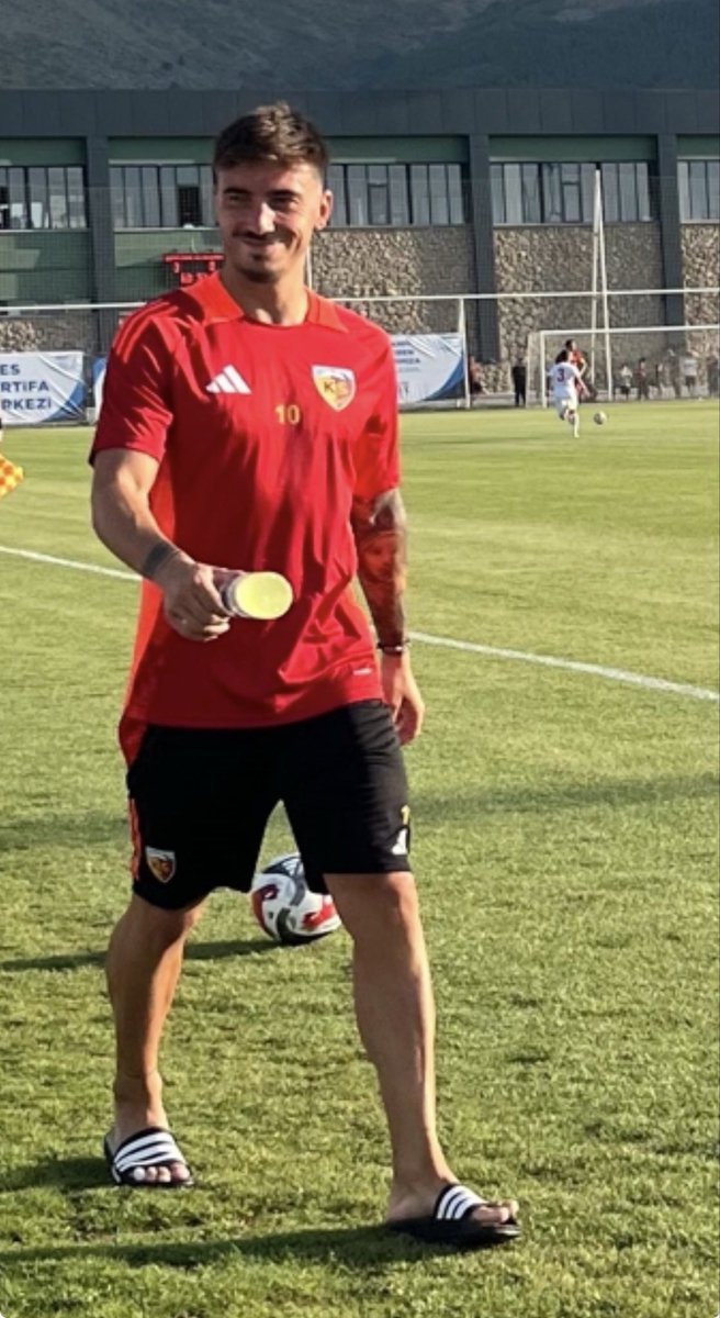 frkaydemir's tweet photo. 🚨 SÖZLEŞMESİNİ FESİH ETTİ. Kayserispor'da Joao Mendes krizi. Portekizli alacaklarının zamanında  ödenmediği için sözleşmesini fesih etti. 
@KayserisporFK https://t.co/nrNpI6P0FQ