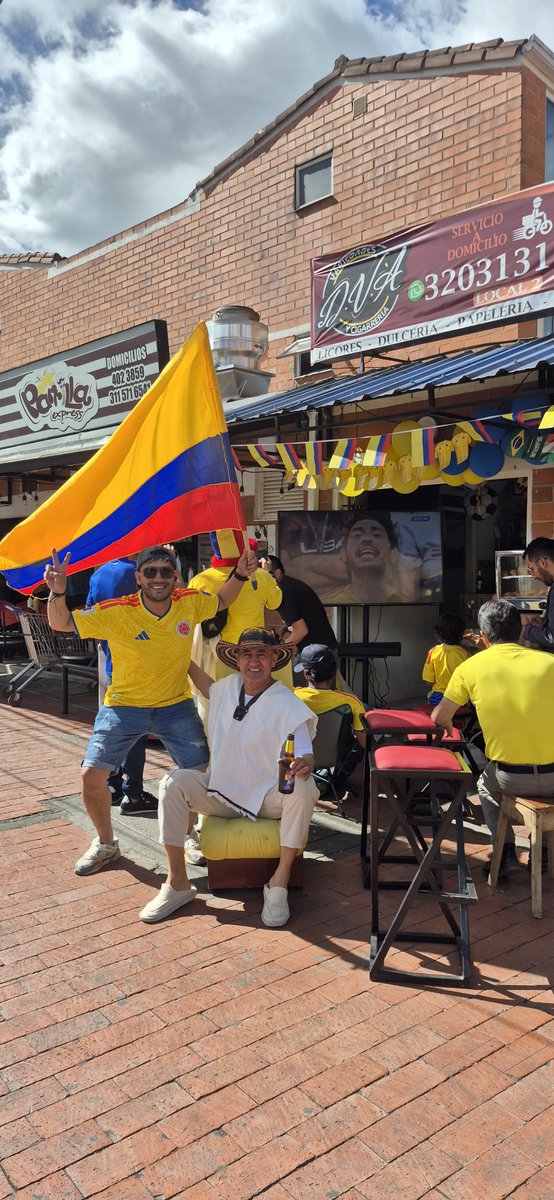 maog720's tweet photo. Y si, una cosa no tiene que ver con la otra. Total mi amigo  😎🌍
Ni modos.
Seamos felices mientras podamos +
Con mi viejito, gracias a Dios!! Vamoooooo 
Y no es por su puto"tegre"  mi camiseta 
COLOMBIA PAPÁ!! con quien toque, toca sacar esta bandera 🇨🇴🇨🇴 ✈️🌍 https://t.co/EE2aKMG6wH