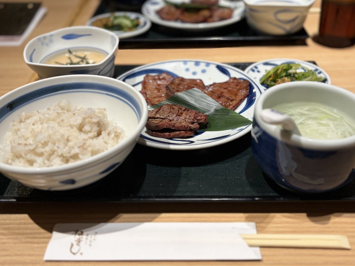 ngs_aco's tweet photo. この日は新横浜駅で母と待ち合わせ。
ねぎしでランチ！梅田にオープンしたから久しぶりに食べたいと思って寄ったらまさかの76組待ちでびっくり⚡️したんだよね。キュービックプラザは待ち時間0だったよ。新メニューのがんバくんも気になる。ねぎしの味噌南蛮が大好き〜😋 https://t.co/zzLr2PbOKd